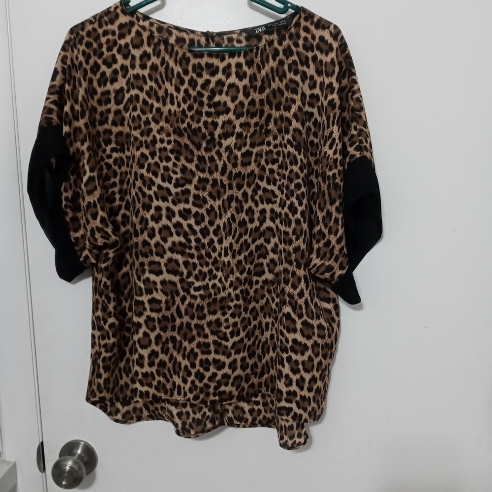 Zara Short sleeve Leopard Print Lightweight Blouse Keyhole closure in back